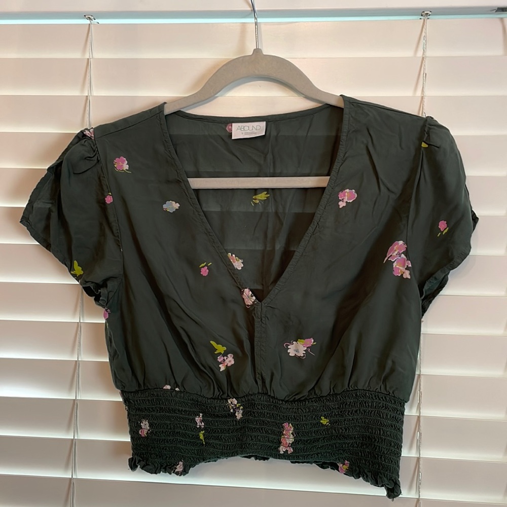 Crop blouse w v neck